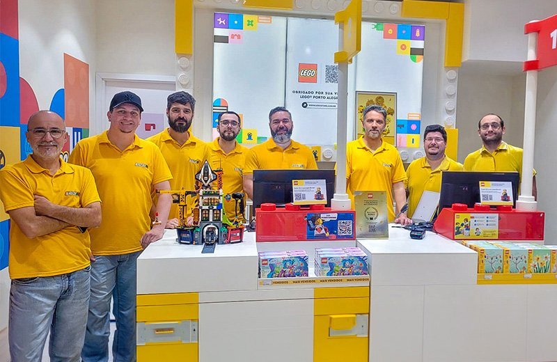 Integrantes do BRICKERS com camisetas amarelas do grupo na LEGO Store Porto Alegre